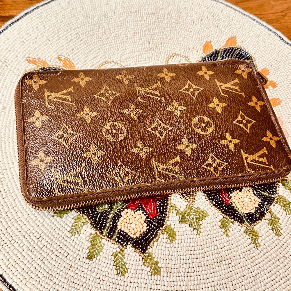 Louis Vuitton Brown Monogram zipped Wallet - Picture 12 of 14